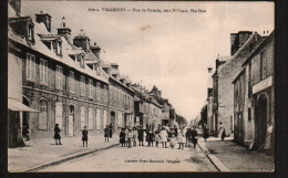 DD2042  FRANCE VALOGNES RUE DE POTERIE VERS  ST. VAAST TRES ANIMEE  POSTCARD - Valognes