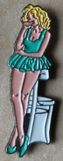 PIN-UP DEBOUT AVEC UNE ROBE VERTE     -      (18) - Pin-Ups