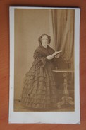 CDV 19's Portrait En Pied Madame De BROUCKERE Carte De Visite - Oud (voor 1900)