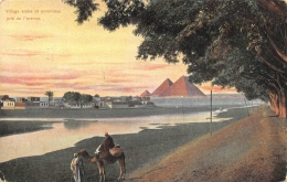 EGYPTE   VILLAGE ARABE ET PYRAMIDES - Pyramides