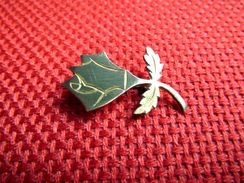 Delcampe - Jolie Petite Broche En Forme De Rose Stylisée Métal Peint TBE - Broches