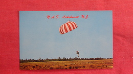 N.A.S. Lakehurst     Parachutting     Ref 2708 - Parachutisme