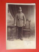 Foto AK WW1 Soldat Mit Pickelhaube Uniform 1917 - Uniforms