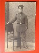 Foto AK WW1 Soldat Mit Mütze Uniform Riehla 1915 Feldpost - Uniforms