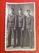Foto AK Soldatengruppe WW2 Soldaten Mit Mütze Schiffchen Uniformen Reichsadler Hakenkreuz Ca. 1940 - Uniformes