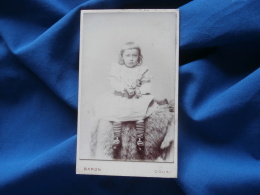 Photo CDV  Baron à Douai  Jeune Enfant Blond Avec Des Chaussettes Rayées - Circa 1895 - L331 - Alte (vor 1900)