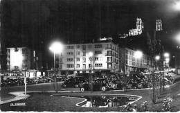 02 - LAON : Place De La Gare Et La Cathédrale De Nuit ( Immeubles Autos ) CPSM Dentelée Noir Blanc PF 1967 - Aisne - Laon