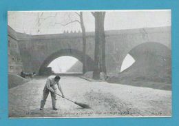 CPA 42 LES BERGES DE LA SEINE Métier Balayeur à L'ouvrage Quai De L'Hôtel De Ville PARIS - De Seine En Haar Oevers