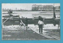 CPA 33 LES BERGES DE LA SEINE Métier Chargement D'un Bateau De Charbon PARIS - Die Seine Und Ihre Ufer