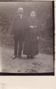 Ancienne CPA Carte Photo Couple, Croix En Pendentif, Fleur à La Main. - Foto's