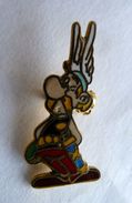 RARE BROCHE ASTERIX -  1988 ALBERT RENE STADIUM - Pins