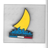 Pin's  Tricolore  Bateau, Sport  ECOLE  FRANÇAISE  DE  VOILE  Signé  DECAT - Voile