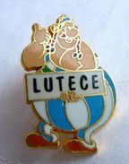 RARE PIN'S Corner Coinderoux ASTERIX Obelix AVEC UN PANNEAU LUTECE Tour Doré - Pin's