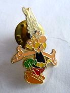 RARE PIN'S CORNER ASTERIX BRAS OUVERTS (1) - Pin's