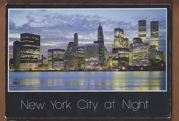 AC - NEW YORK CITY AT NIGHT LOWER MANHATTAN SKYLINE UNITED STATES OF AMERICA CARTE POSTALE  POST CARD - Tarjetas Panorámicas