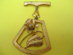 Bijou Fantaisie/Broche /Métal Doré/avec Bateau Stylisé / Vers 1930- 1960  BIJ68 - Broches