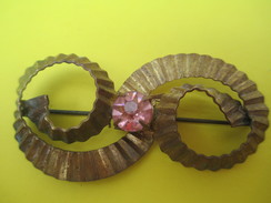 Bijou Fantaisie/Broche /Ruban Métal Doré/avec Pierre Rose Centrale/ Vers 1930- 1960  BIJ72 - Broschen