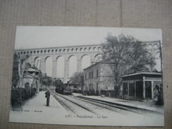 BOUCHES DU RHONE  13    ROQUEFAVOUR  - LA GARE  -  TRAIN       ANIME        TTB - Roquefavour