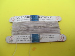 Mercerie/Carton Présentoir/Cordonnet National/Soie Floche Pour Machine/Emploi à La/Machine /Vers 1940-1960   MER56 - Autres & Non Classés