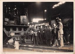 Cliché D'un Groupe (Journalistes ?) Dans Un Atelier De Chemin De Fer  - Voir Description - Eisenbahnen