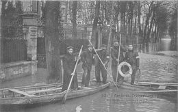 92-ASNIERES- INONDATIONS   1910 UNE EQUIPE DES SAUVETEURS DE LA BASSE SEINE DANS LE BAS DE LA RUE DE BRETAGNE - Asnieres Sur Seine