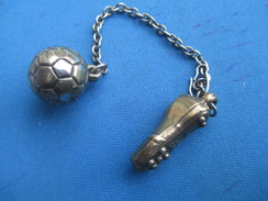 Médaille Sport/Porte-clés ? / FOOTBALL/ Ballon + Chaussure Foot / Chainette / Cuivreux / Vers1970-1980 SPO252 - Andere & Zonder Classificatie