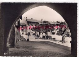 73-  ALBERTVILLE- LA CITE DE CONFLANS - LA PLACE DEPUIS LES ARCADES DU MUSEE - Albertville