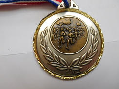 Belle Médaille ( No Pin's ) , Athlétisme , Course à Pied , Electricité Badou , La Rue Saint Pierre - Athlétisme