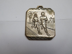 Belle Médaille ( No Pin's ) , Athlétisme , Course à Pied , 16 Km De Risoul , Hautes Alpes - Athlétisme
