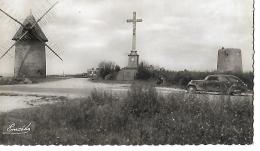 LES HERBIERS - Le Calvaire Et Les Moulins Du Mont Des Aouettes Vers L'hôtel - Les Herbiers