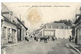 AINAY LE CHATEAU - Place Victor Hugo - 2090 - EN ETAT - Autres & Non Classés