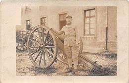 ¤¤   -  Carte-Photo Militaire   -  Soldat Devant Un Canon  " 6 " Sur Le Képi  -  Artilleur , Artillerie    -  ¤¤ - Manoeuvres