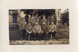 CPA 2068 - MILITARIA - Carte Photo Militaire - Groupe De Soldats N° 55 Sur Les Cols - Manöver