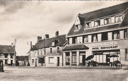 61 - JUVIGNY SOUS ANDAINE - Hôtel "Au Bon Accueil" Et La Place - Juvigny Sous Andaine