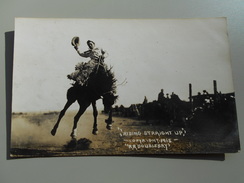 ETATS-UNIS WY WYOMING RIDING STRAIGHT UP   PHOTO COPTRIGHT 1915 R. R. DOUBLEDAY FOUNDED IN 1897 RODEO BULLRIDER - Other & Unclassified