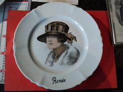 ASSIETTE PORCELAINE PORTRAIT DE FEMME INTITULE RENEE FEMME DES ANNEES 20 OU 30. - Piatti