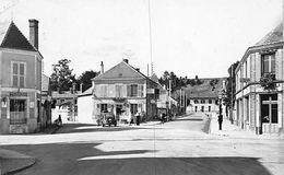 Ezy       27      Carrefour De La Mairie. Poste Et Gare     Année 1950       (voir Scan) - Other & Unclassified