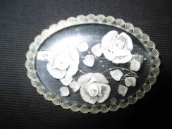 Ancienne Broche En Plexiglas Sculpté Rose Blanche Début XX ème - Broschen