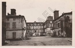 Saint-Nicolas-de-la-Grave (82) - Le Monument Aux Morts Et La Mairie - Saint Nicolas De La Grave