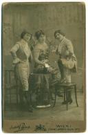 3 Femmes / Hommes. Champagne. Wien Belthold Bing. Déguisement. - Old (before 1900)