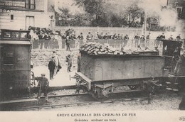 GREVE GENERALE DES CHEMINS DE FER - GREVISTES ARRETANT UN TRAIN - BELLE CARTE TRES ANIMEE -  TOP !!! - Staking