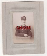 PHOTO CARTONNE 14 X 11 Cms - Militaire 45 ème Régiment Soldat Français Uniforme Képi Plaque Régiment Studio Photo - Uniformes