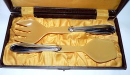 SUPERBE SERVICE A DESSERT ? MANCHE MÉTAL ARGENTE ART DECO CISELÉ EN COFFRET - Silverware