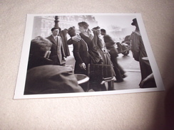 KISS BY THE HOTEL DE VILLE ..PARIS 1950 - Doisneau