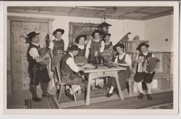 TYROL - EHRWALD : GRUPPE VON MUSIKERN IN DEN ANZUGEN - FOLKLORE  MUSICIENS ACCORDEON - GUITARE - ECRITE 1954 - 2 SCANS - - Ehrwald