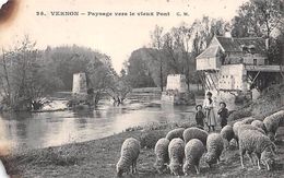 Vernon         27       Paysage Vers Le Vieux Pont. Moutons       (voir Scan) - Vernon