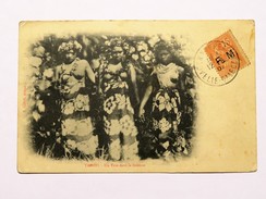 C.P.A. Tahiti : Un Trio Dans La Brousse, Tois Femmes Aux Seins Nus, Timbre 1907, SUPERBE - Frans-Polynesië
