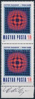 ** 1979 Victor Vasarely Vega-sakk C. Képét ábrázoló Bélyegpár A Művész Saját Kezű Aláírásával /
1979 Vasarely Stamp Pair - Autres & Non Classés