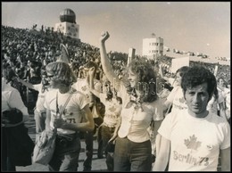 1973 Berlin, Világifjúsági és Diáktalálkozó, 3 Db Fotó, Az Egyik Hátulján Pecséttel Jelzett, Különböző Méretben - Autres & Non Classés