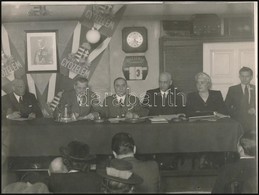 Cca 1940 Gyűlésen, Háttérben Horthy Miklós Képével, 'Győzelem' Plakátokkal, 18x24 Cm - Other & Unclassified